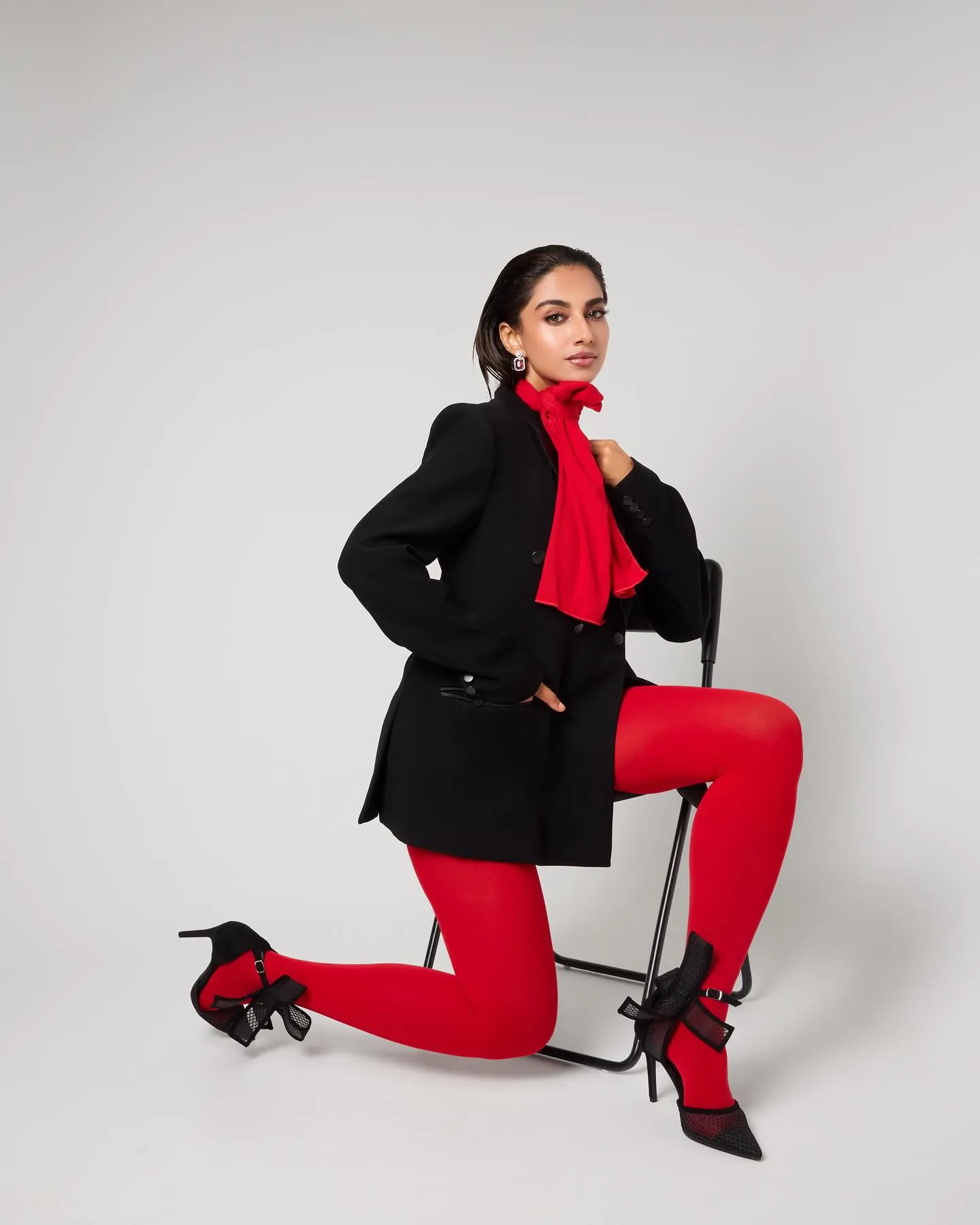 meenakshi chaudhary height and weight