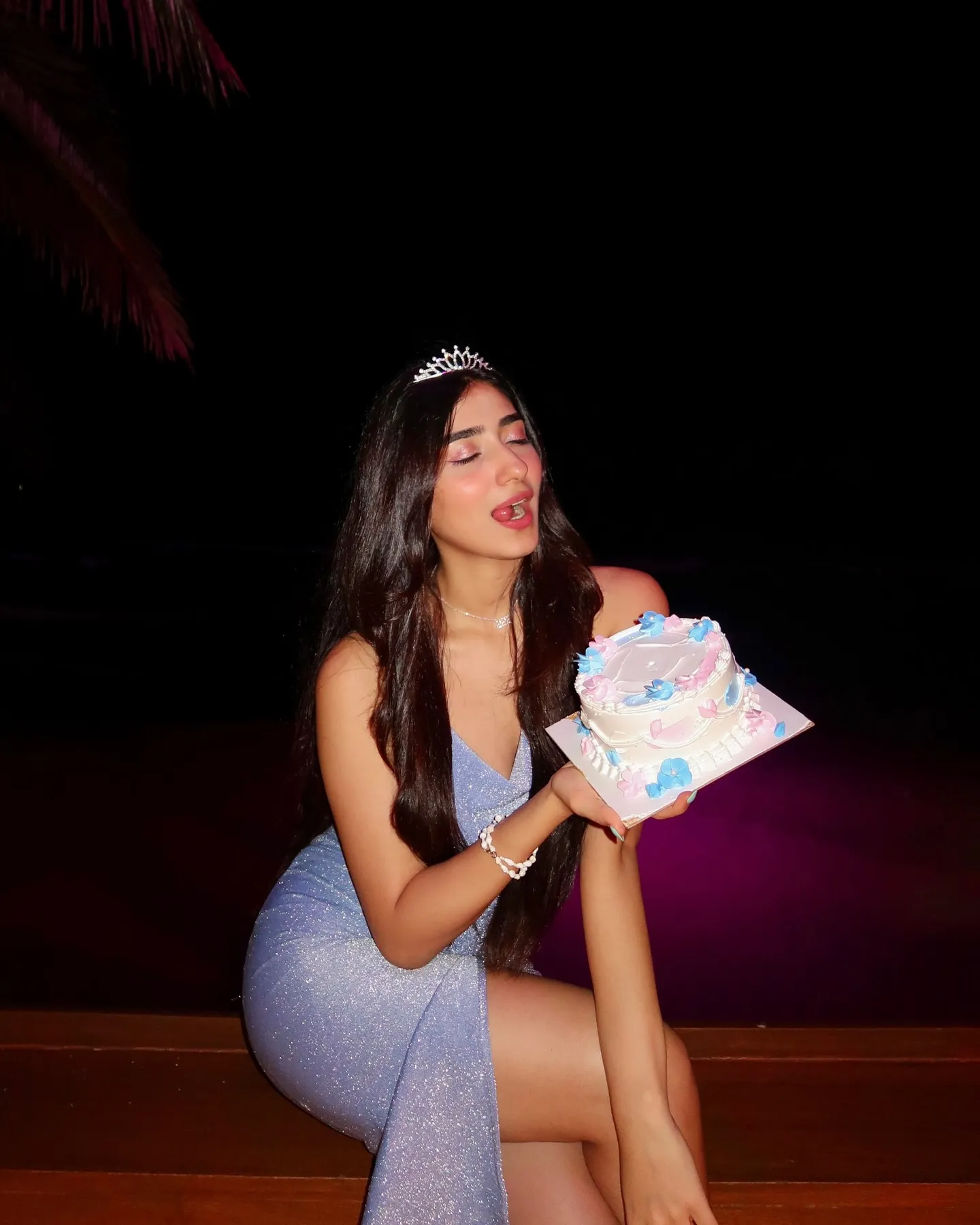 nazila sitaishi age in hindi